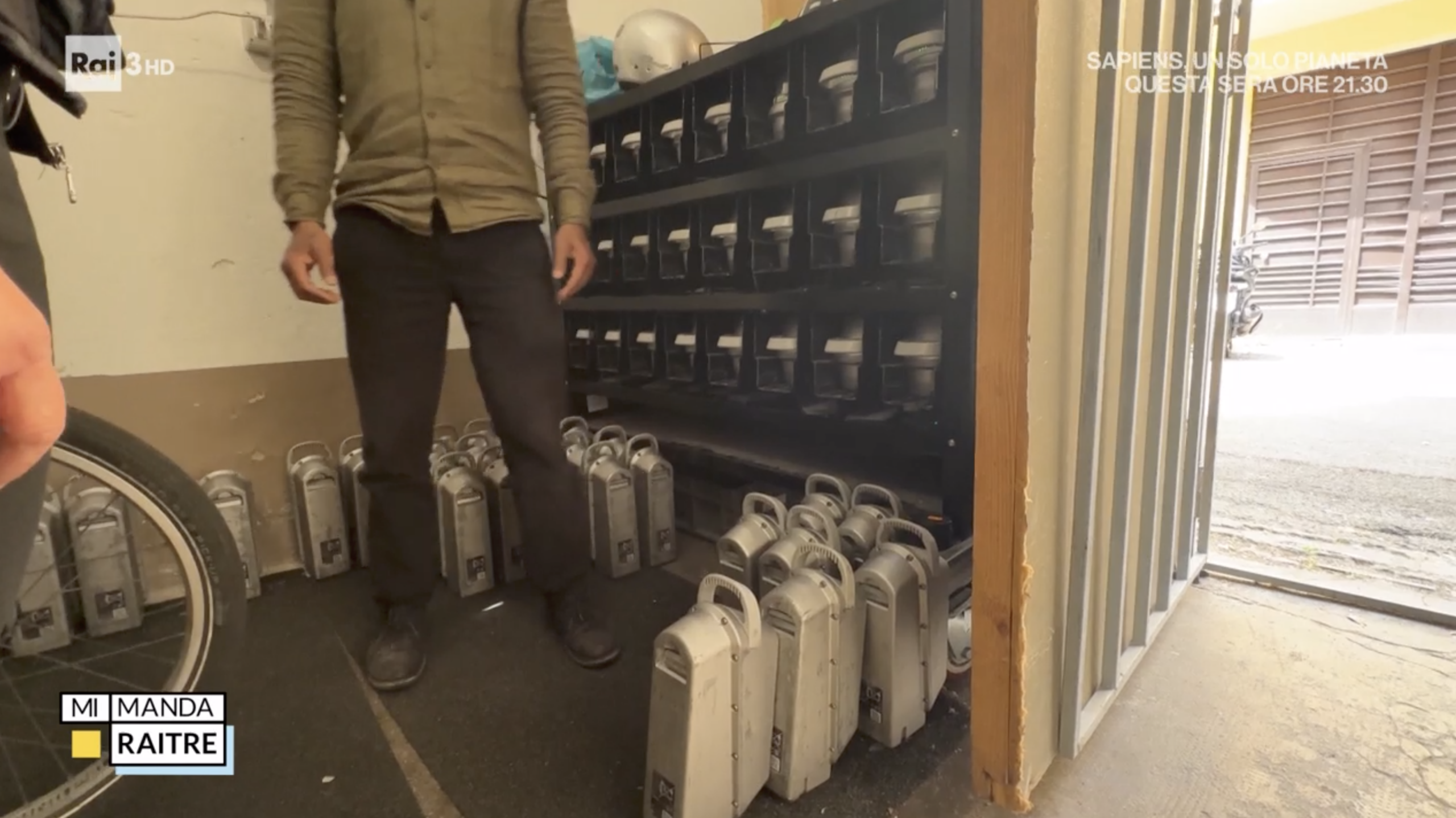 Luca Tortora durante il servizio di Mi manda Rai Tre sui rischi delle batterie dei mezzi in sharing